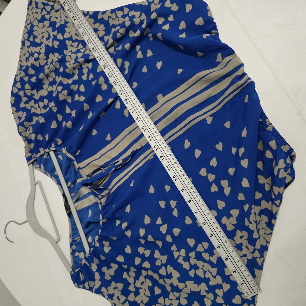 Express Blue and Tan Hearts Top - Picture 6 of 7